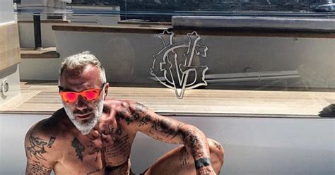 Gianluca Vacchi hot, l’imprenditore abbassa lo slip e scopre le。